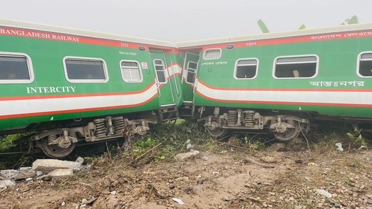 গাজীপুরে ট্রেনের ইঞ্জিনসহ ৭ বগি লাইনচ্যুত, নিহত ১