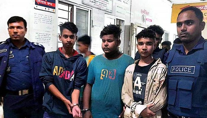 দুলাভাইকে ছুরিকাঘাত করলো শ্যালকসহ তিন বন্ধু, জনতার হাতে আটক