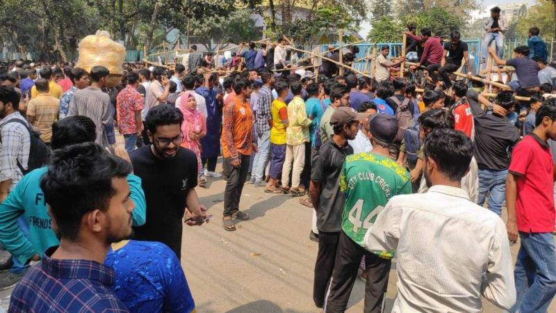 মিলছে না ফাইনালের টিকিট, মিরপুরে ক্ষুব্ধ সমর্থকরা