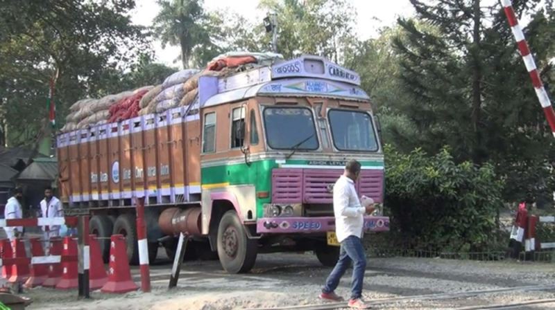 হিলি স্থলবন্দর দিয়ে পেঁয়াজ আমদানি শুরু
