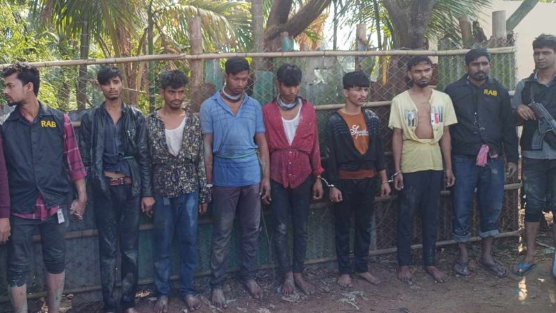 কক্সবাজারে অস্ত্রসহ ৬ জলদস্যু গ্রেপ্তার