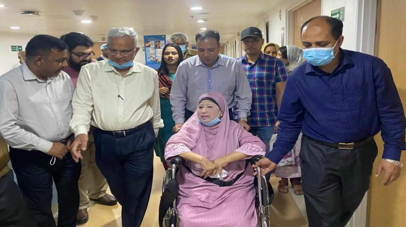 বিদেশ না যাওয়ার শর্তে খালেদা জিয়ার সাজা স্থগিতের মেয়াদ বাড়লো