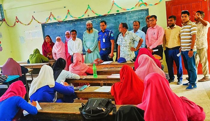হোসেনপুরে এসএসসি পরীক্ষার পর পরীক্ষার্থীদের বিশেষ পরীক্ষা নিলেন ইউএনও