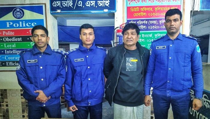 কুলিয়ারচরে পাইপগান-গুলিসহ ডাকাত আটক