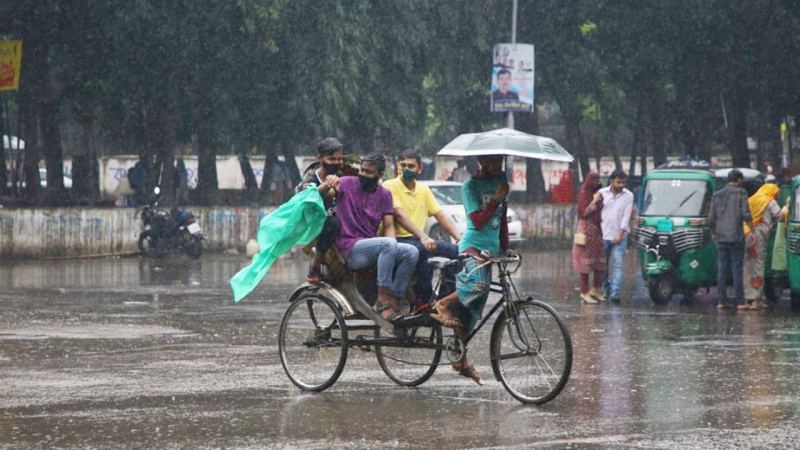 লঘুচাপের প্রভাবে ঝরছে বৃষ্টি, কমবে দিনের তাপমাত্রা