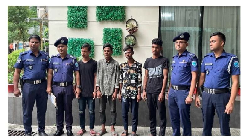 বন্ধুর গলা কেটে অটোরিকশা ছিনতাই, কিশোর গ্যাংয়ের ৪ সদস্য গ্রেপ্তার
