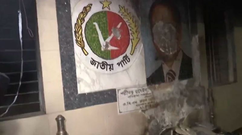 জাতীয় পার্টির কার্যালয়ে আগুন, সংঘর্ষ
