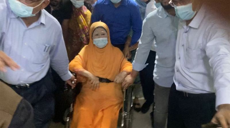 হাসপাতাল থেকে বাসায় ফিরলেন খালেদা জিয়া
