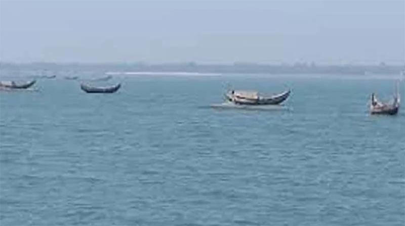 নাফ নদী থেকে নৌকা-বোটসহ ২০ জেলেকে ধরে নিয়ে গেছে আরকান আর্মি