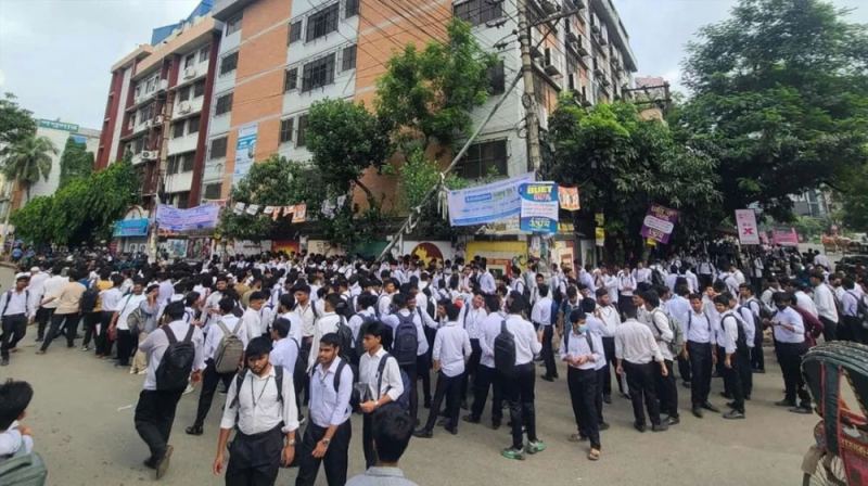 অধ্যক্ষের পদত্যাগ দাবিতে উত্তাল ঢাকা সিটি কলেজ