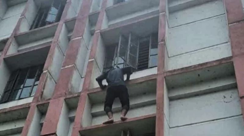 কুমিল্লায় ছাদ বেয়ে নকল দিতে এসে যুবকের জেল, ২২ পরীক্ষার্থী বহিষ্কার