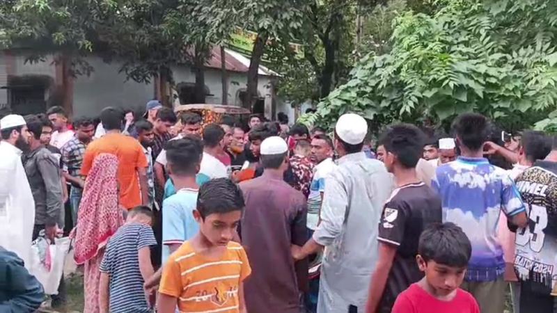 নরসিংদীতে ট্রেনের ধাক্কায় বাবা-মা নিহত