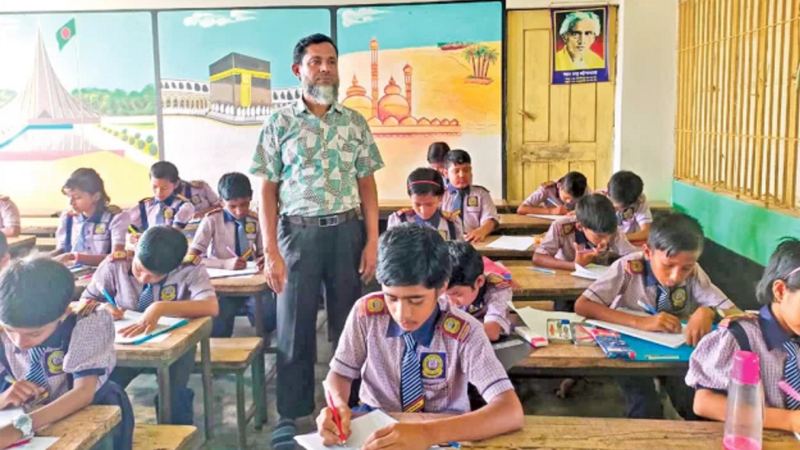 প্রাথমিক বিদ্যালয়ে কমছে ছুটি