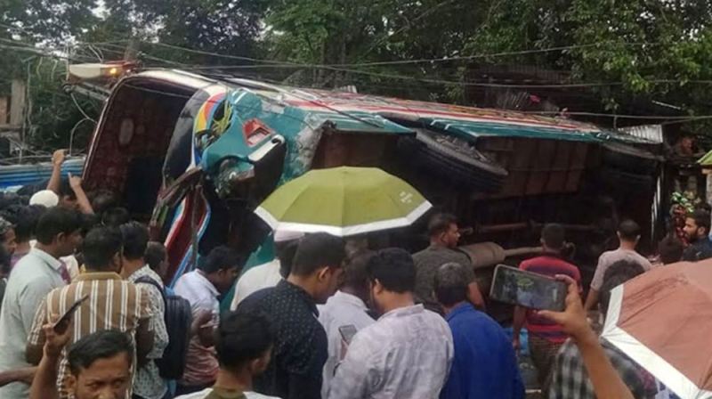 দাগনভূঞায় যাত্রীবাহী বাস উল্টে নারীসহ নিহত ৩
