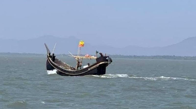 নৌকাসহ ১২ বাংলাদেশিকে ধরে নিয়ে গেল আরাকান আর্মি