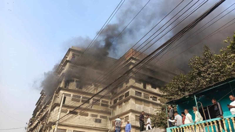 হাজারীবাগ বাজারে ট্যানারি গোডাউনে আগুন