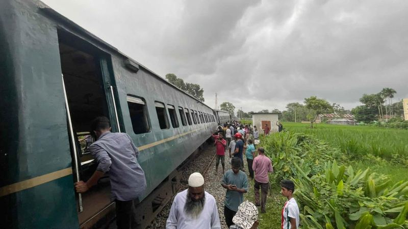 রংপুরে পদ্মরাগের ৬ বগি লাইনচ্যুত, ট্রেন চলাচল বন্ধ