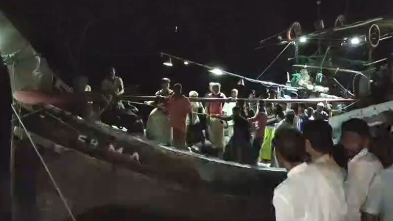 বঙ্গোপসাগরে ৪ ট্রলারে ডাকাতি, গুলিবিদ্ধসহ আহত ৮