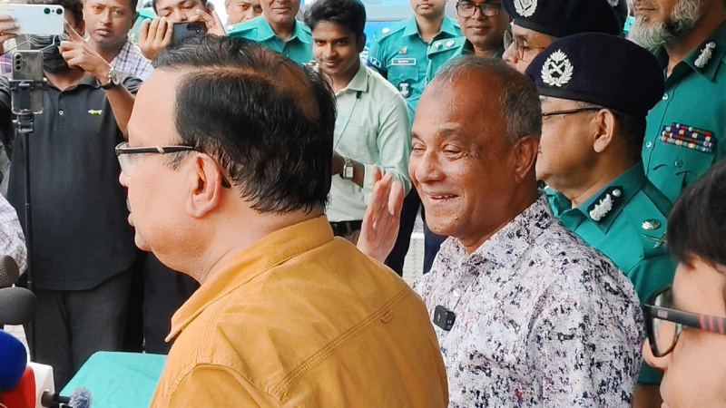‘আইনশৃঙ্খলার উন্নতি হচ্ছে’ শুনেই সাংবাদিককে ডেকে প্রশ্ন নিলেন উপদেষ্টা