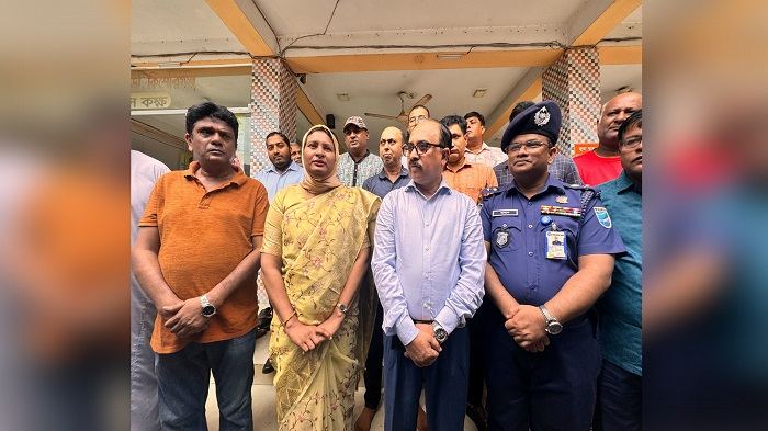 কিশোরগঞ্জে পূজামণ্ডপ পরিদর্শনে ঢাকা বিভাগীয় কমিশনার