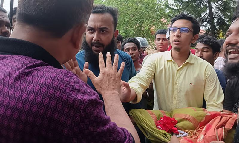ভৈরবে ওসির জন্য শাড়ি-চুড়ি নিয়ে এলো জনতা