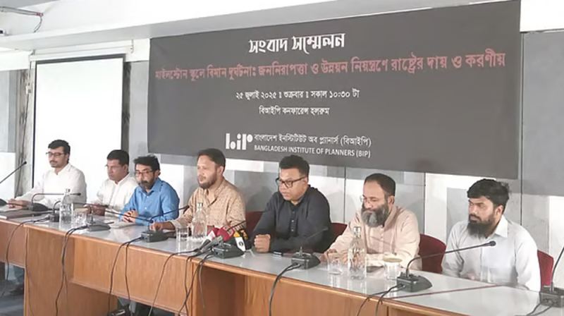 বিমানবন্দরের ঝুঁকিপূর্ণ এলাকায় মাইলস্টোন, সরানোর সুপারিশ