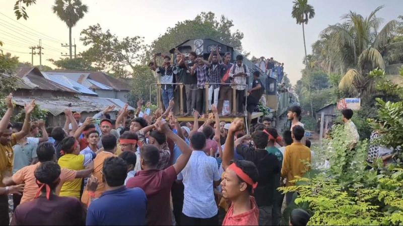 ইকবালের সমর্থনে কিশোরগঞ্জ-৫ আসনে ট্রেন আটকে বিক্ষোভ