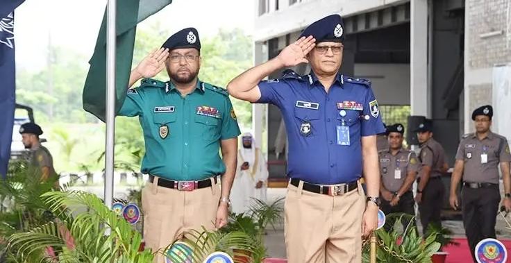 গাঢ় নীল-হালকা জলপাই শার্ট ও খাকি প্যান্টে ফিরলো পুলিশ