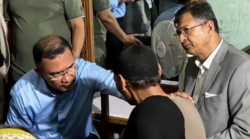 রামিসার বাবার কাঁধে হাত রেখে আশ্বাস দিলেন প্রধানমন্ত্রী