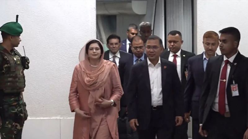 দেশে ফিরলেন প্রধানমন্ত্রী