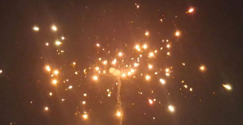 নিষেধাজ্ঞা অমান্য করে ঢাকা শহরজুড়ে আতশবাজি