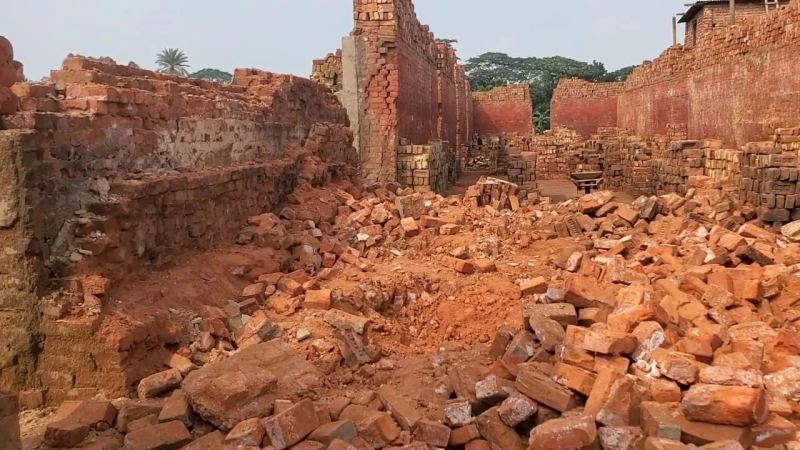 হোসেনপুরে ইটভাটায় দেয়াল ধসে দুই শ্রমিক নিহত
