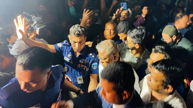 ৩০ ঘণ্টা পর অবরুদ্ধ ভবন থেকে চুয়েট উপাচার্যকে বের করে আনলেন ডিসি–এসপি
