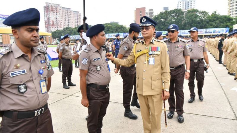 আইজিপি ব্যাজ পেলেন পুলিশ ও র‌্যাবের ৩৪১ সদস্য