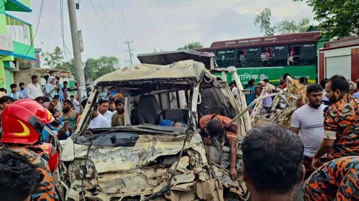 পাকুন্দিয়ায় বাস-পিকআপের মুখোমুখি সংঘর্ষে নিহত ৩
