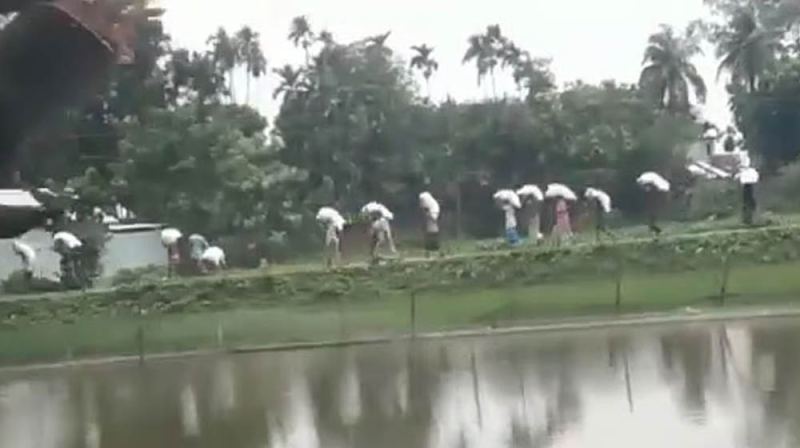 সারের অপেক্ষায় ক্ষোভ, গোডাউন ভেঙে ১০ হাজার কেজি সার নিয়ে গেল কৃষকরা
