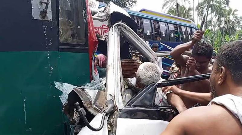 ফরিদপুরে বাস–অ্যাম্বুলেন্স মুখোমুখি সংঘর্ষে ৫ জন নিহত