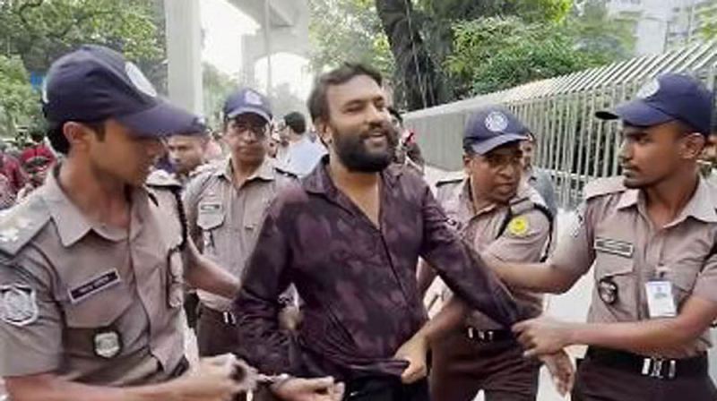 প্রধানমন্ত্রীর নিরাপত্তা বেষ্টনীতে ঢোকার চেষ্টায় বাইকসহ যুবক আটক
