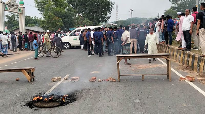 রাউজানে বিএনপি কর্মী হত্যার প্রতিবাদে লাশ নিয়ে সড়ক অবরোধ