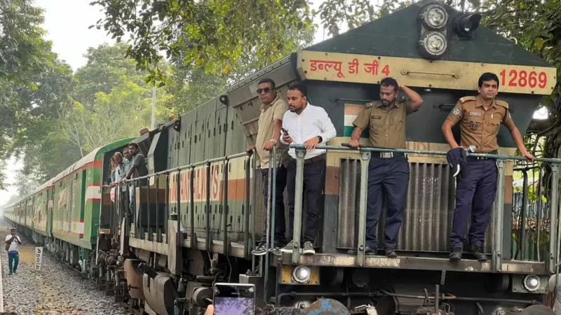 ভারত থেকে দেশে এলো প্রথম চালানের ১৮টি নতুন রেল কোচ