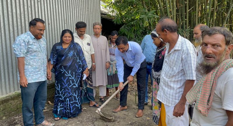 গোয়ালঘরে বসবাস করা সোহেল-ঝর্ণার পাশে প্রশাসন, ঘর-দোকান নির্মাণ শুরু