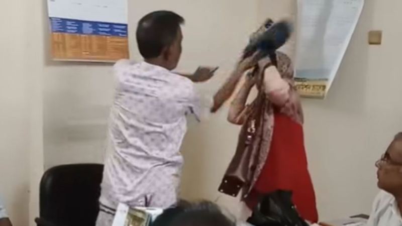 দুর্গাপুরে কলেজে ঢুকে শিক্ষিকাকে জুতাপেটা করলেন বিএনপি নেতা