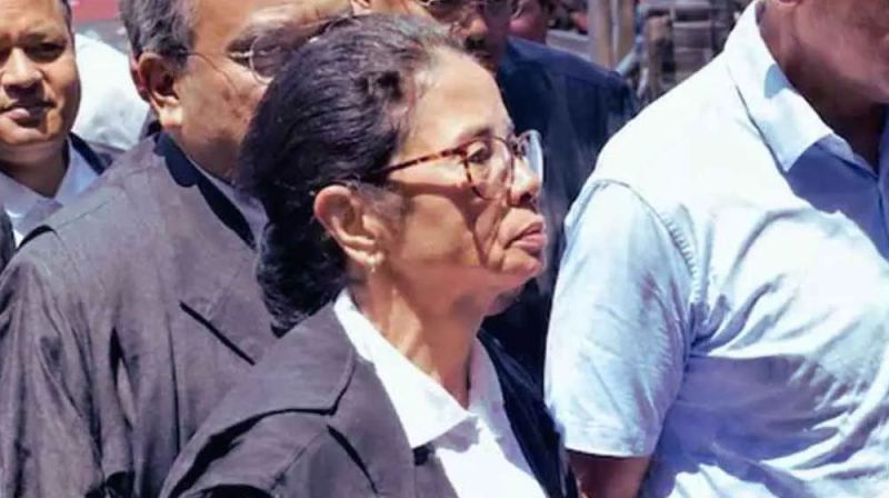 মমতাকে ঘিরে কলকাতা হাই কোর্টে বিক্ষোভ, ‘চোর’ স্লোগান