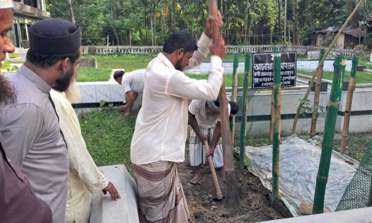 বাবা-মায়ের কবরের পাশে চিরনিদ্রায় শায়িত তোফায়েল আহমেদ