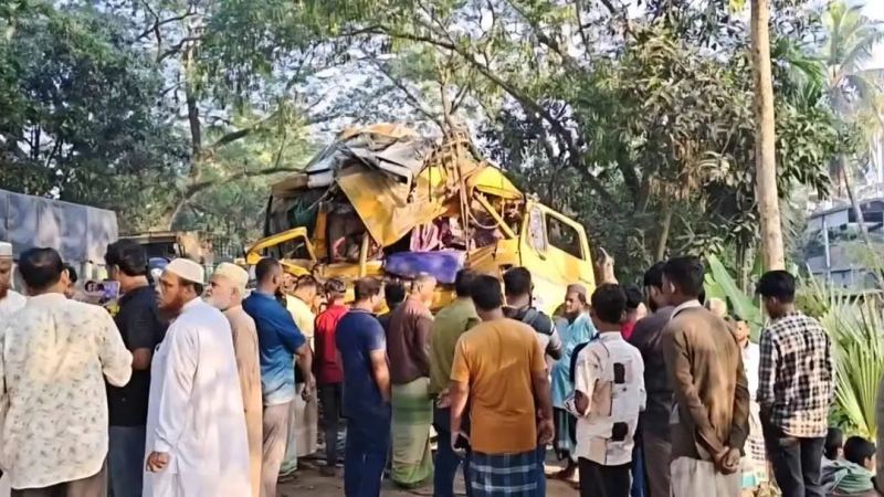 নাটোরে বাস ও ট্রাকের মুখোমুখি সংঘর্ষে নিহত ১২ জনের মরদেহ হস্তান্তর