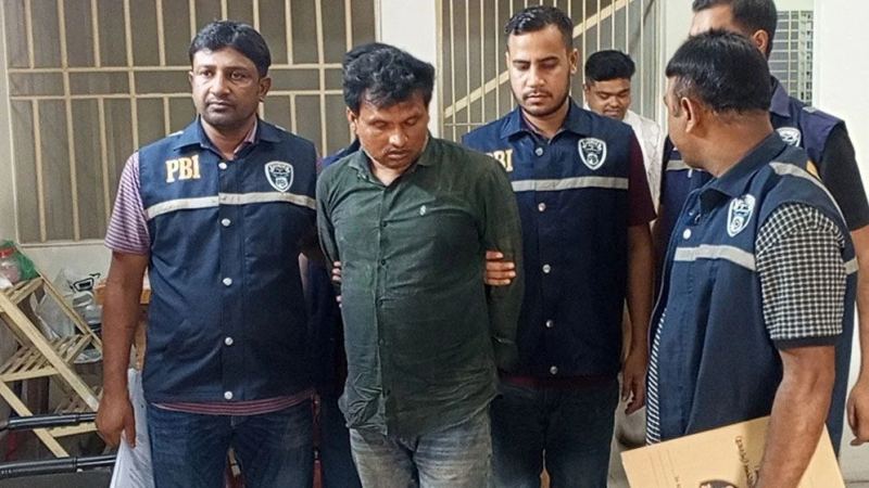 মাকে কুপিয়ে দেহ থেকে মাথা বিচ্ছিন্ন করা শিক্ষক ছেলে গ্রেফতার