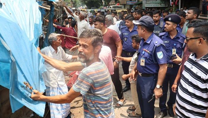 কিশোরগঞ্জ শহরের ফুটপাত দখলমুক্ত করতে কঠোর অ্যাকশনে প্রশাসন
